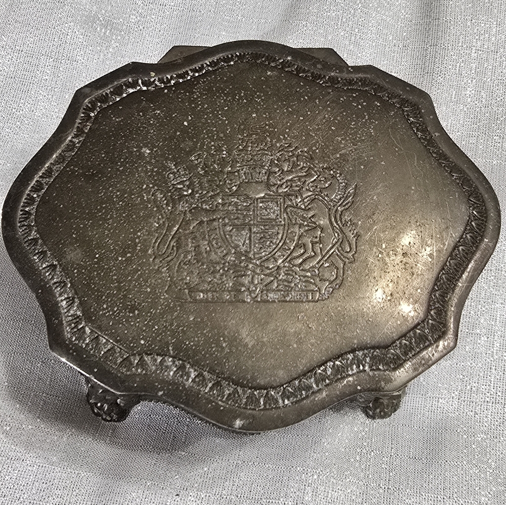 Vintage International Silver Co. Lion Crest Metal Trinket Hairpin Jewelry Box - Picture 2 of 11